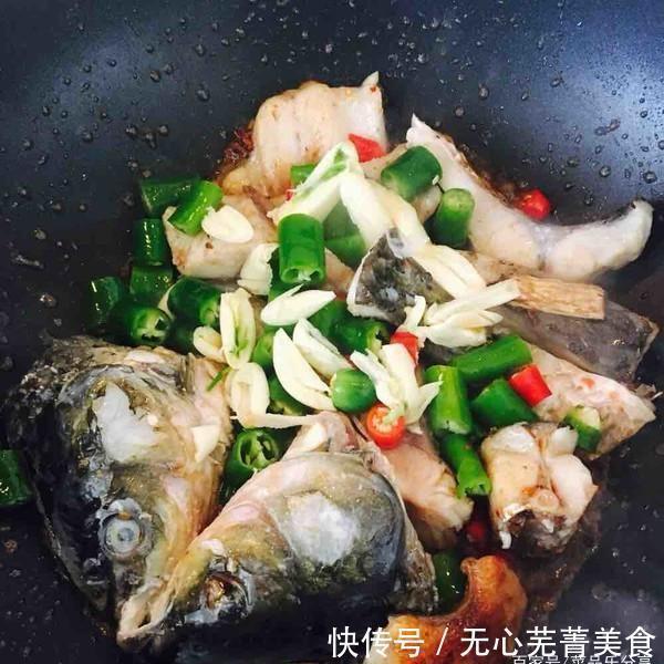 孩子吃鱼总是卡喉咙不喝醋,教你一招,让鱼骨跑出来,省事