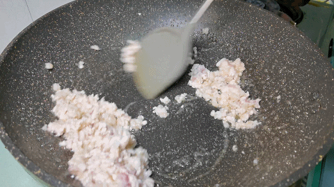 凉拌|皮蛋别只凉拌了，搭配肉末炒一炒，外焦里嫩无腥味，好吃下饭