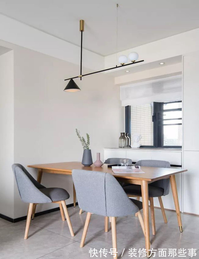 北欧风|90平北欧风二居室,餐厅看向客厅明亮而惬意,黑色线条灯具呼应