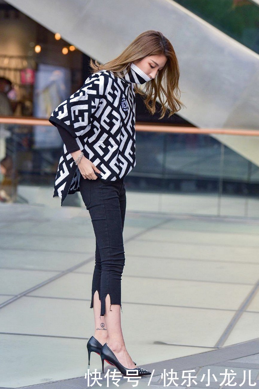 针织毛衣贴身最能显身材,无论搭配什么,都有着浓浓的女人味