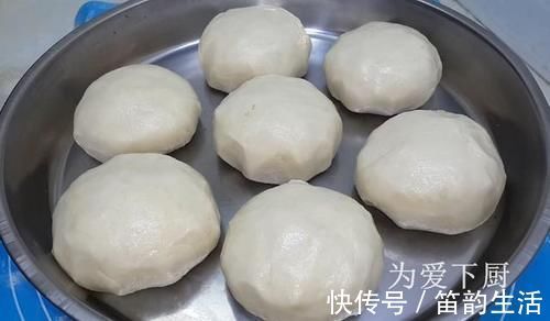 在家面粉别炸油条了，开水一烫，比蛋糕烧饼还香，真的非常美味