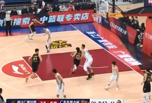 孙铭徽|重罚裁判段铸!易建联抱摔赵岩昊不吹违体,孙铭徽含冤被驱逐出场