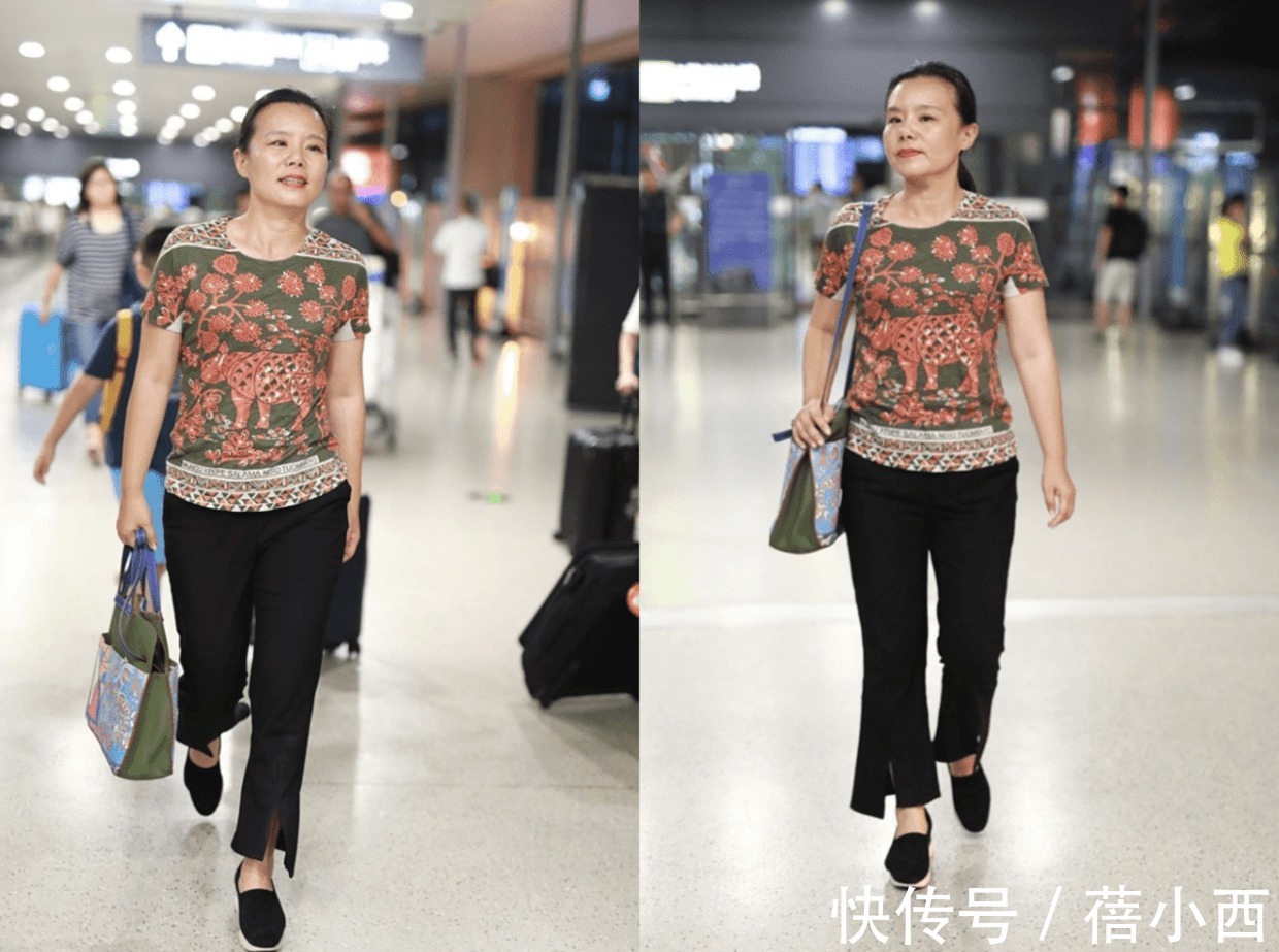 穿搭 龚琳娜精神状态挺年轻,穿民族风印花外套配紧身裤,素颜状态很美