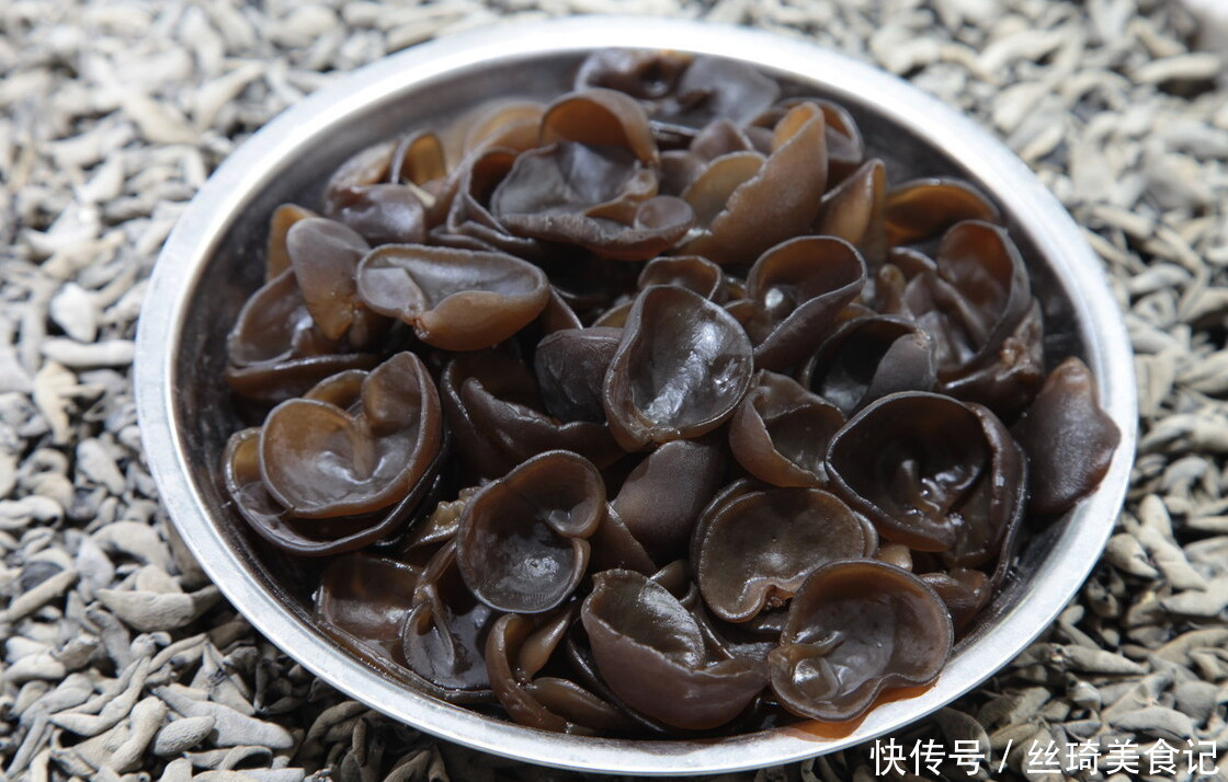 泡木耳,不要只用清水泡了,教你一招,3分钟就能泡得又大又干净