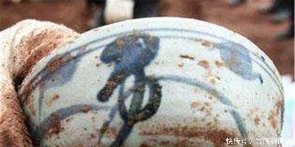 古墓全用青花瓷碗砌成,保存至今仍完好,专家:墓主是个大地主!