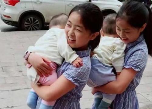 双胞胎|双胞胎姐姐抱着双胞胎弟弟火了，网友羡慕：爸妈拥有两倍快乐