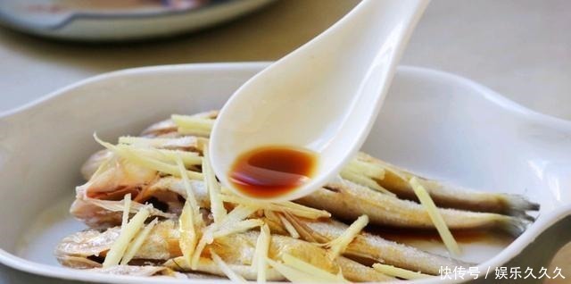 煎黄花鱼的时候,多加1步,煎好的黄花鱼外酥里嫩不易碎