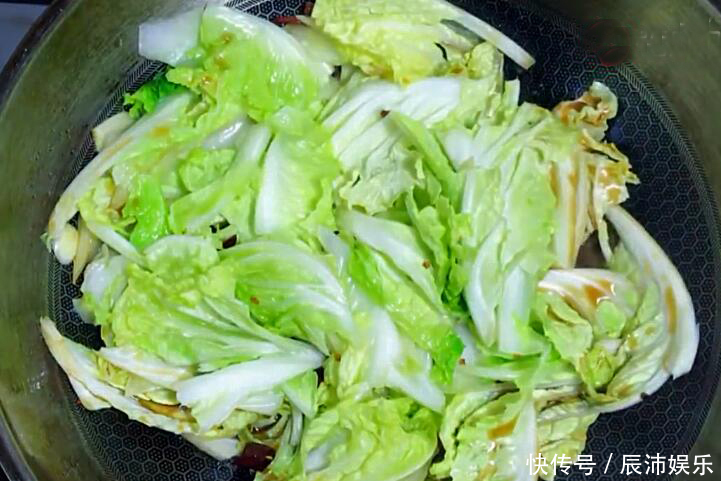 66岁大厨说:做醋溜白菜只放醋是不对的,牢记一步,酸辣又脆爽