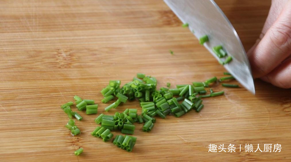 香菇别光炒着吃,教你做凉拌香菇,爽口不油腻