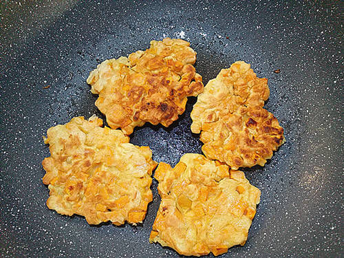 10分钟搞定早餐红薯饼，不蒸不油炸，香甜软糯，出锅都抢着吃