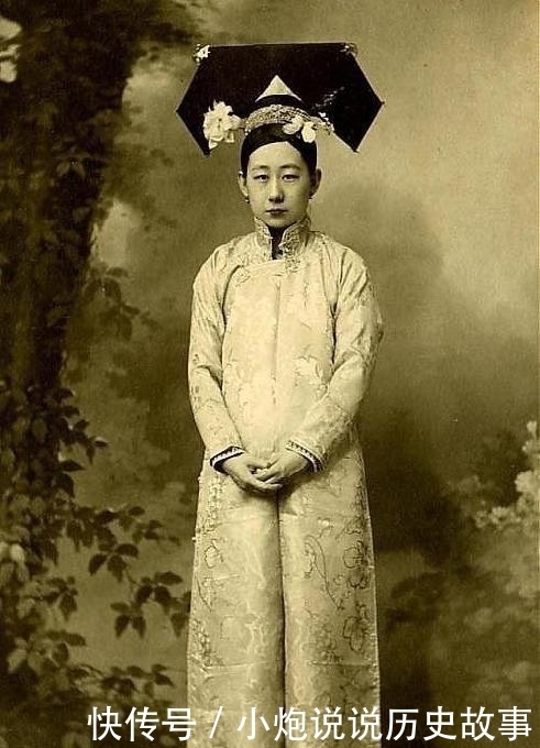 清朝|清朝老照片，那时候的贵族是这样的，也有长得很好看的！