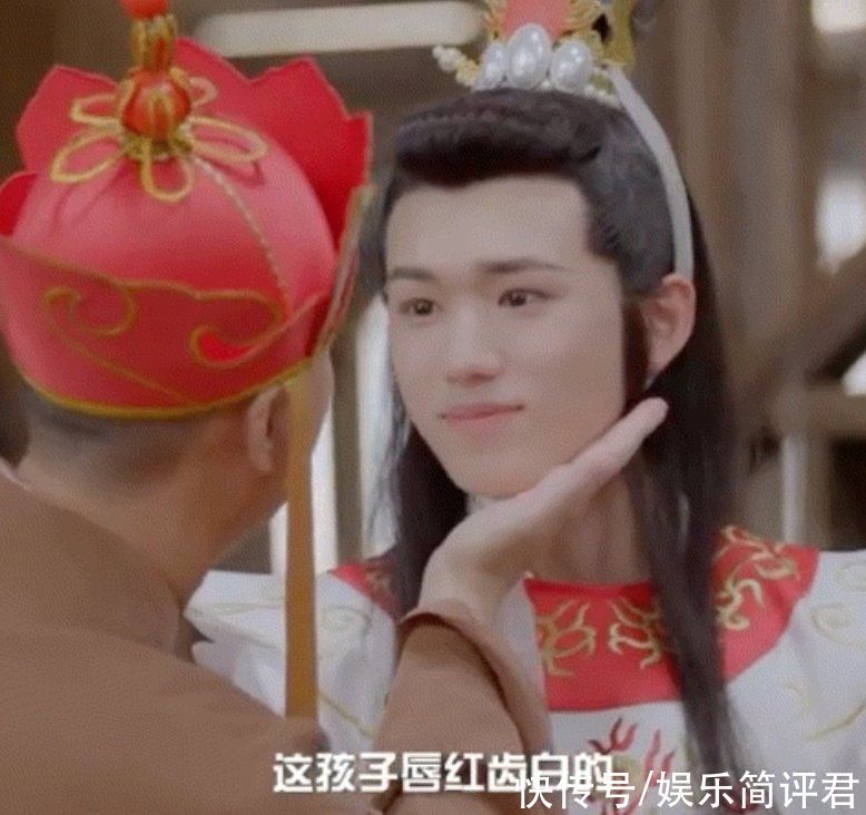 路透照|宋亚轩玩游戏好认真，拖鞋证明清白，却意外暴露自己的身高