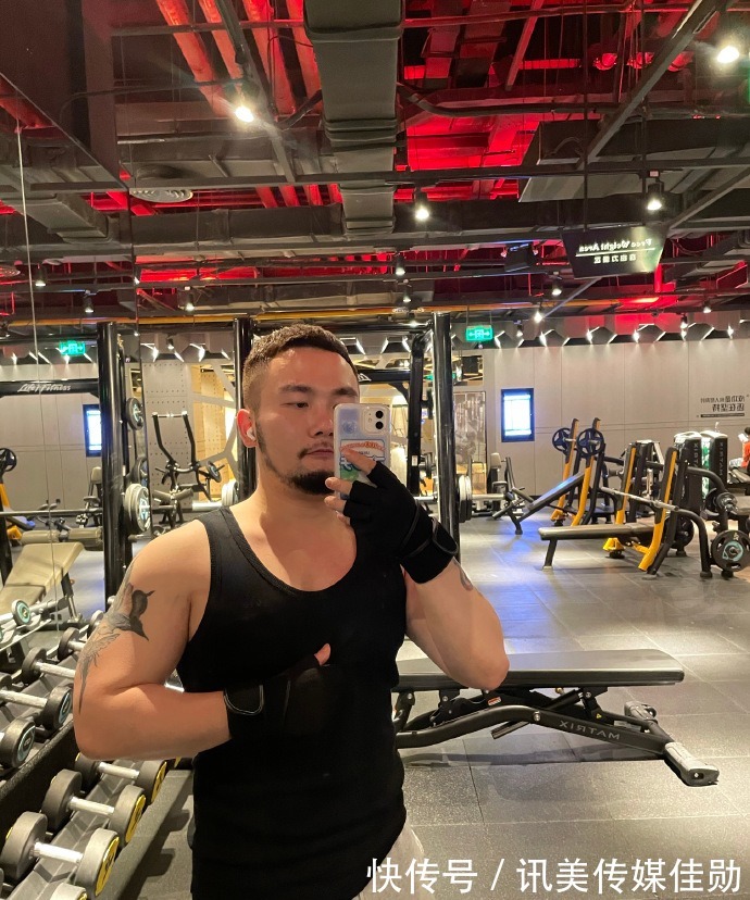 翘臀|名媛胡子飞机头，健身练就一身肌肉，蹲腿塑造出的翘臀肉眼可见！