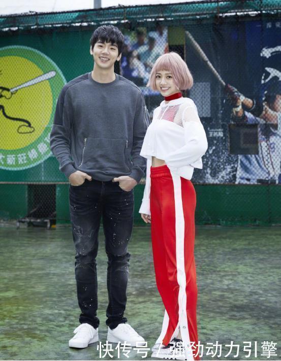 气质|鬼鬼也太可爱了,红色复古小衫配“樱桃辫”,气质不像30多的人