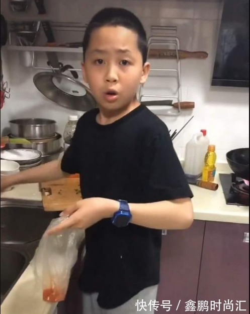 宵夜|10岁男孩半夜偷做宵夜,妈妈掐着时间来“混饭”,堪称吃货母子