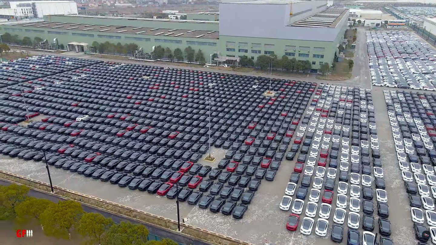 航拍|疯狂出口特斯拉：航拍揭秘创纪录的上海超级工厂，密密麻麻全是车
