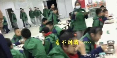 气场太强了！校长在清晨的食堂让学生一个一个吃鸡蛋……！