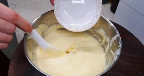 不用烤箱,不用电饭煲,学会这样做蛋糕,松软香甜,10分钟就上桌