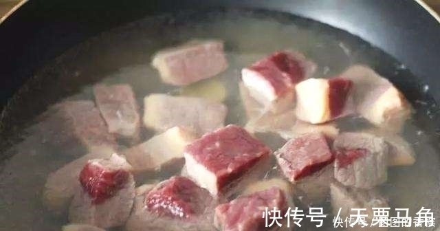 不管炖啥肉,要不要先“焯水”?大厨:很多人搞错了,难怪不好吃