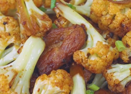 肉香|干锅花菜这样做太好吃,搭配五花肉一起炒,肉香扑鼻,营养解馋