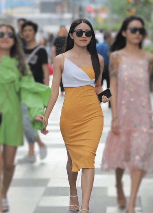 小姐姐|轻柔吊带裙,秀出了香肩锁骨,精致大方穿出女神范