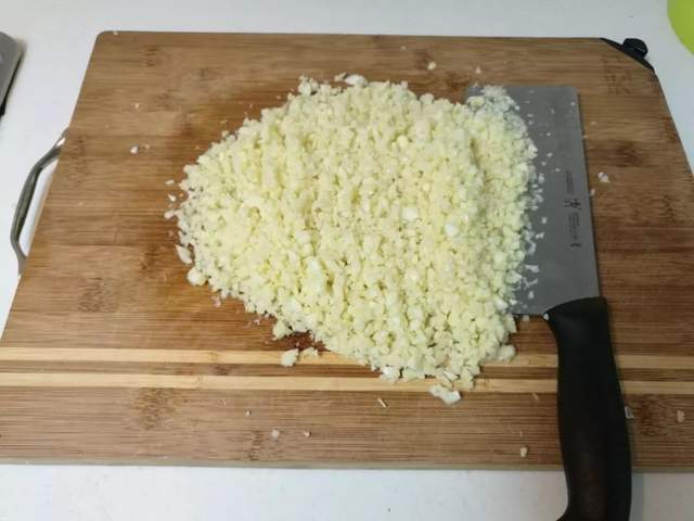 大蒜这么处理,入冬后用来钓鲫鱼,比用蚯蚓效果好