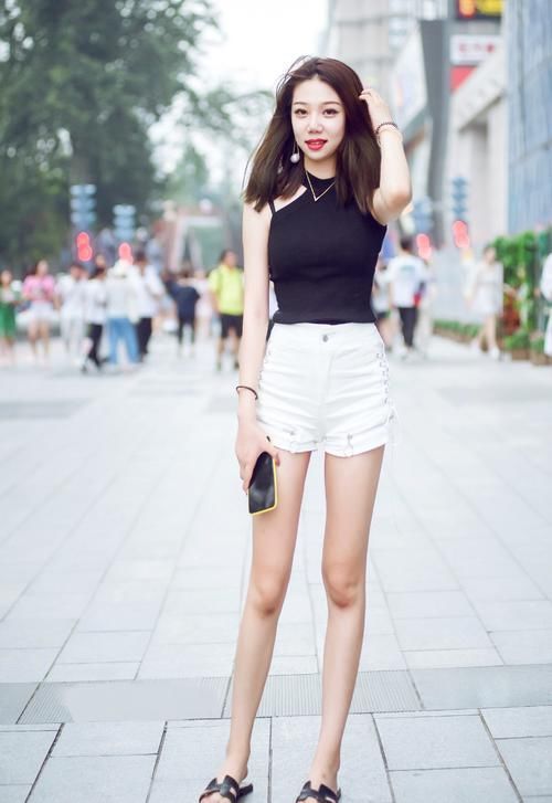 路人街拍一群身材很棒的小姐姐,“炫腹”+秀腿谁顶得住啊