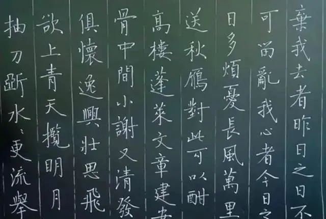 唐风晋@让人叹服!这位老师凭粉笔字蹿红网络,网友盛赞,唐风晋韵闺秀气