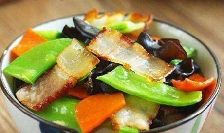 腊肉一炒就硬因为你只会放油,学会1个妙招,腊肉不硬还鲜香