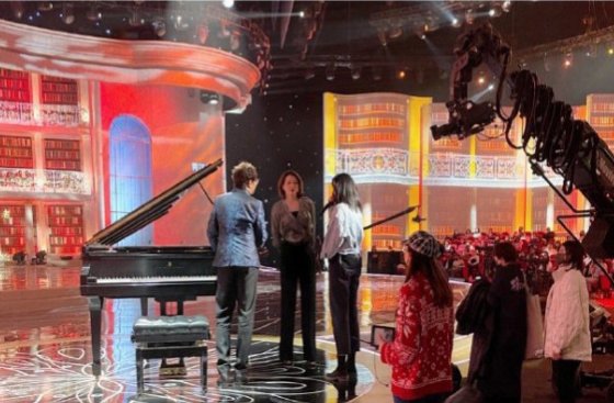 董卿露面近况曝光，主持节目与嘉宾合影，气质出众！