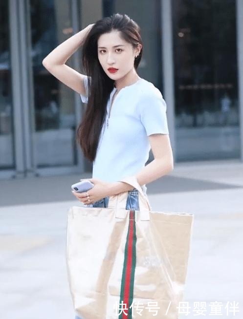 牛仔裤|长发牛仔裤的小姐姐,宽松的裤子都不能挡住你良好的身材