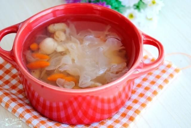 葡萄干|三种食材一起炖，睡前喝一碗，胜过“安眠药”，倒头就是一整夜