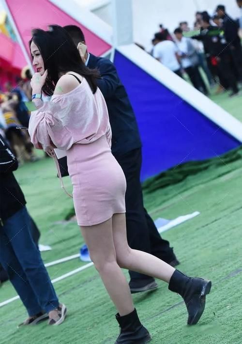 肩领 粉色丝绒上衣搭配包臀裙,性感个性,甜美可爱的粉色穿搭