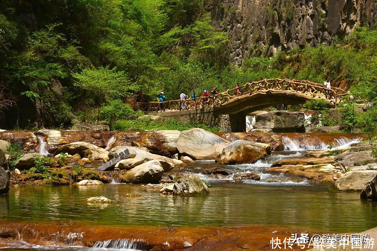 这里奇峰涧壑，走进峡谷，犹如步入百米画廊，最适合自驾游