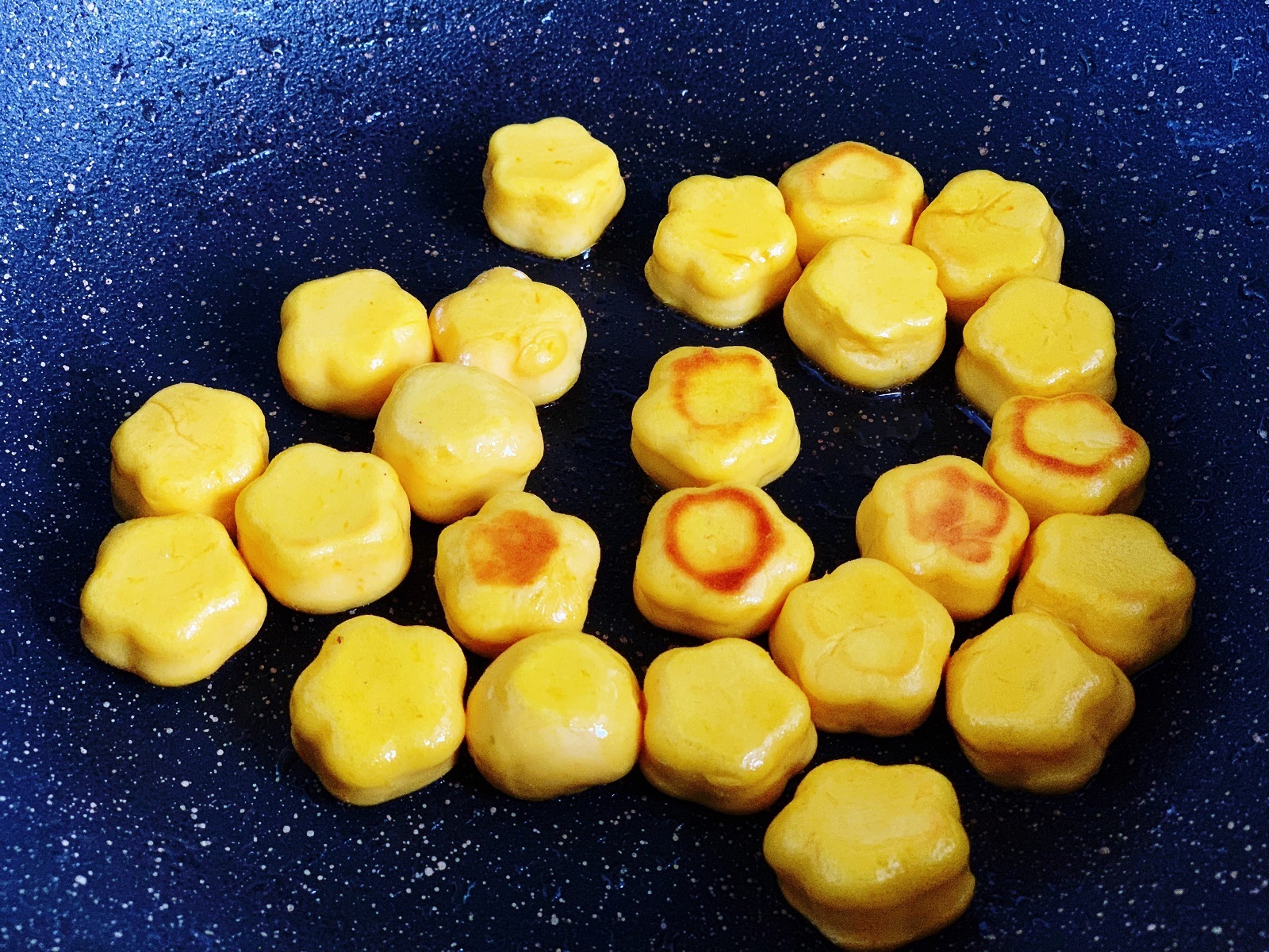 家里有南瓜的这样吃，做成一个个小馒头，营养高孩子喜欢