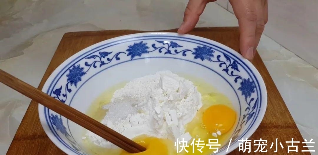 鸡蛋|2个鸡蛋，3勺面粉，不用擀面，做出创意油炸饼，比吃油条还过瘾！