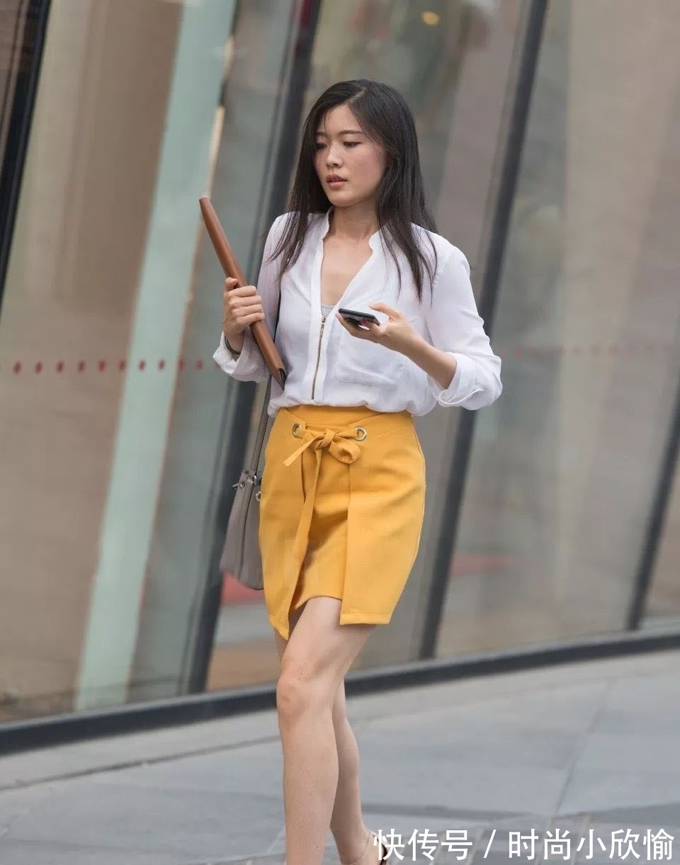小姐姐 气质女孩偏爱简约风穿搭,白衬衫+亮黄色半身裙搭配,简单又时尚
