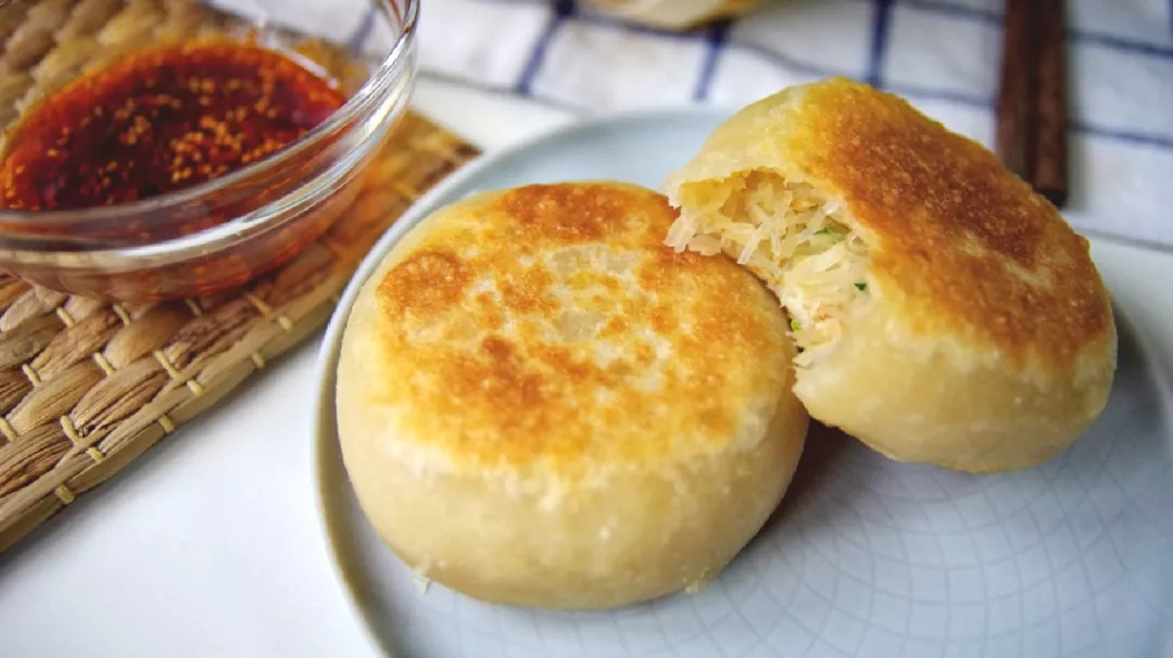 萝卜丝馅饼,一点肉都没放,吃起来确实格外香,刚上桌就被抢光光