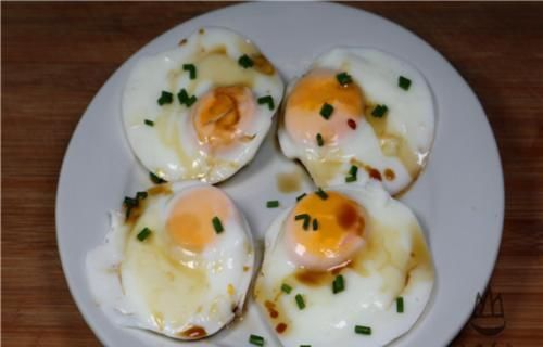 荷包蛋不要水煮了，大厨教我用一块布，一锅4个，个个又圆又嫩