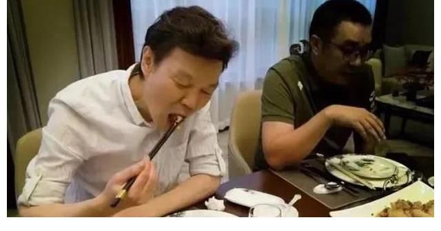 高估|知名男主持1组饭局私照流出，打脸多少人：不要高估你的人脉