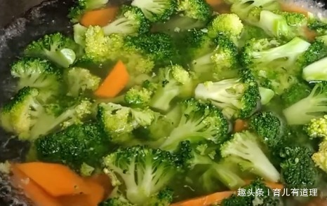 做法|要让孩子多吃的一道营养菜,做法简单,清脆可口,还有效保护视力