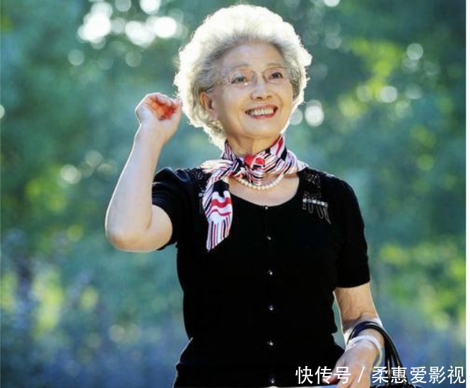 这才是六十岁女人最好看的发型,发量显多又好打理,白发更显气质