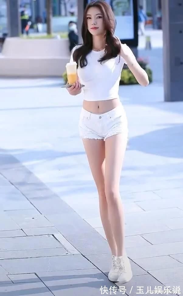 清纯感 热裤加上小白鞋，释放出别具一格的美