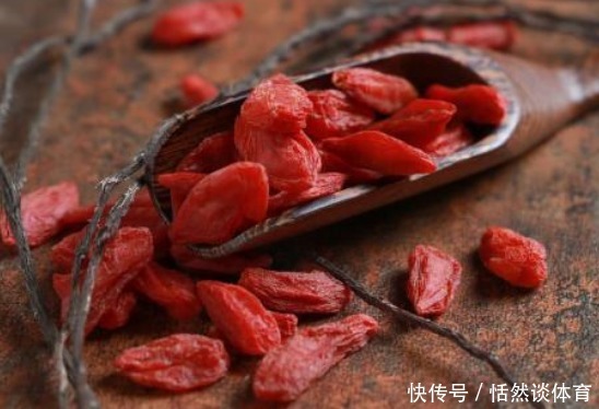 晚上睡覺(jué)前，堅(jiān)持吃5粒枸杞的人會(huì)收獲什么好處？不要太羨慕！