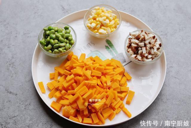 分钟|南瓜别再做南瓜饼了,教你最新做法,好吃又营养,10分钟就出锅