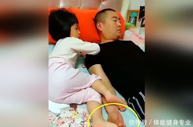 三口之家|爸爸给女儿暖脚，妈妈非要来凑热闹，接下来的一幕让妈妈心凉半截！