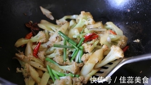 八角|花菜怎么做好吃?只要加了这味料,一上桌就被抢着吃,味道绝了!