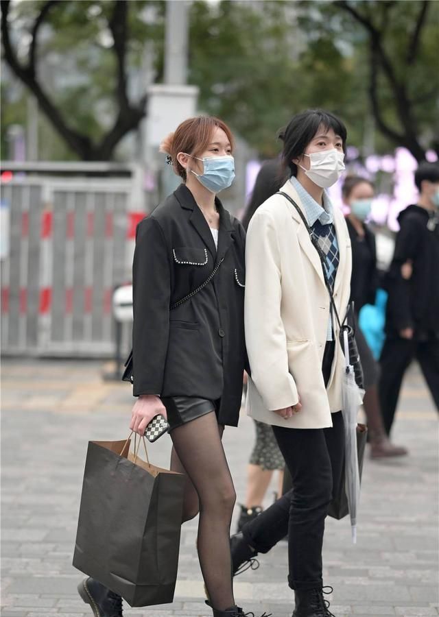 美女 秋季适合搭配黑色丝袜,和短靴组合在一起,年轻姑娘也很会穿