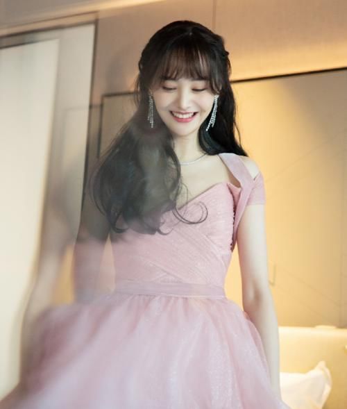 太尴尬!徐梦洁穿郑爽1年前礼服还同台,而孟美岐场场高定