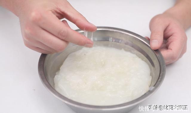 贴春联别再用胶带了，用一招轻松搞定，平整又牢固，看完能帮大忙